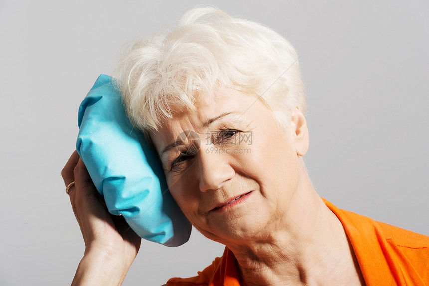 有个老太太头顶着冰袋疼痛退休祖父母女士健忘症奶奶商务长老疾病祖母图片
