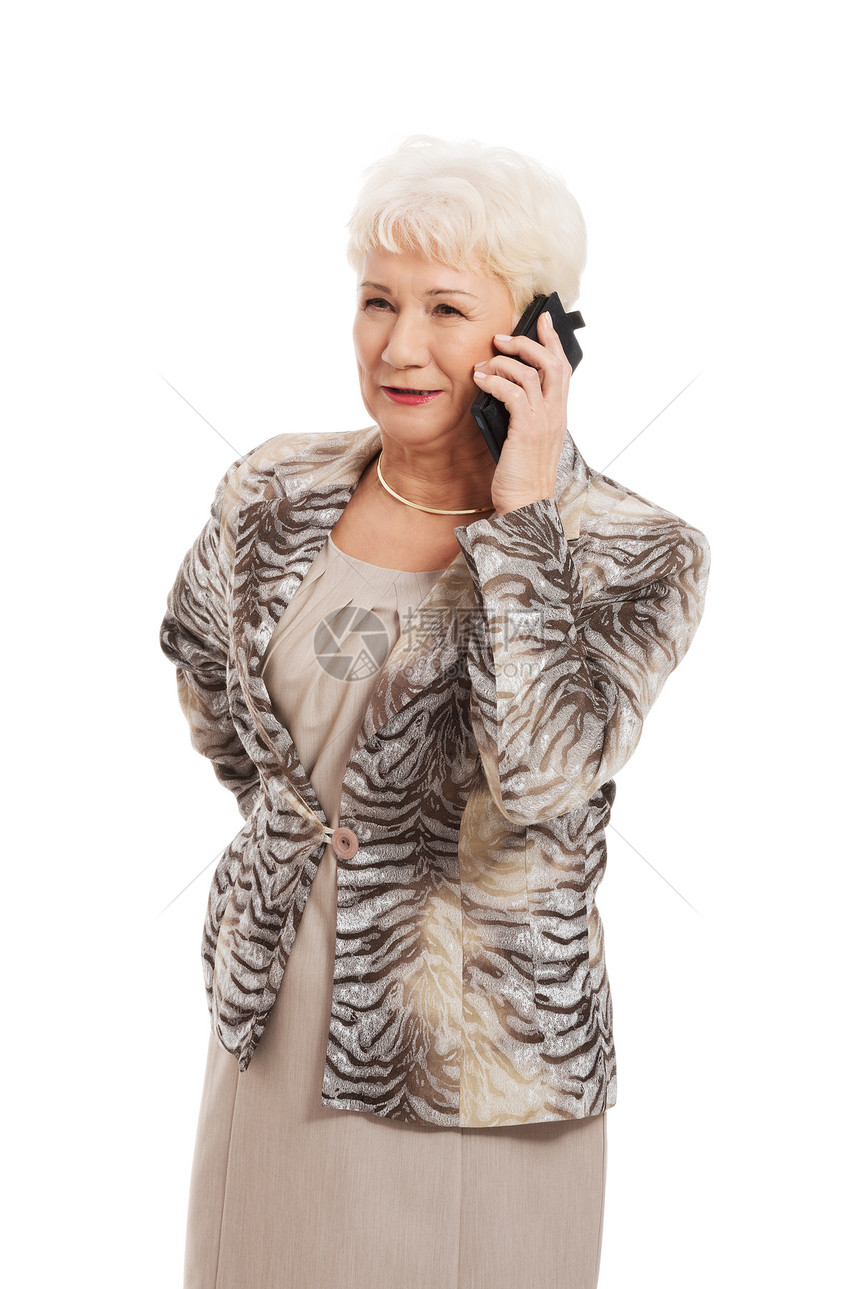 一位使用手机的老优雅女士皱纹成人技术祖母头发祖父母祖父奶奶工作室沉思图片