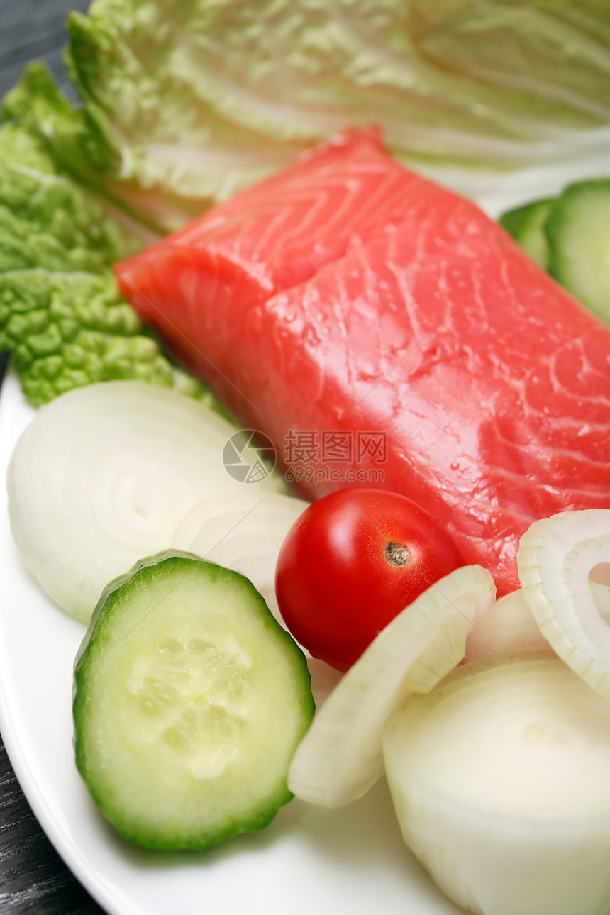鲑鱼和蔬菜健康饮食黄瓜洋葱海鲜厨房食物鱼片课程沙拉盘子图片