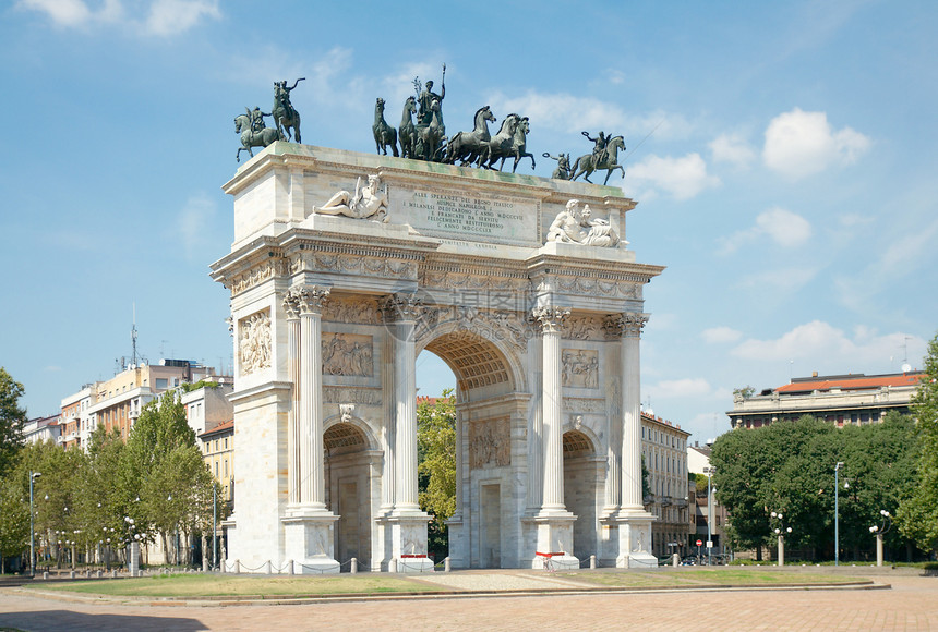 意大利米兰Sempione公园和平弧十九世纪雕像青铜雕塑水平蓝色花岗岩地标天空图片