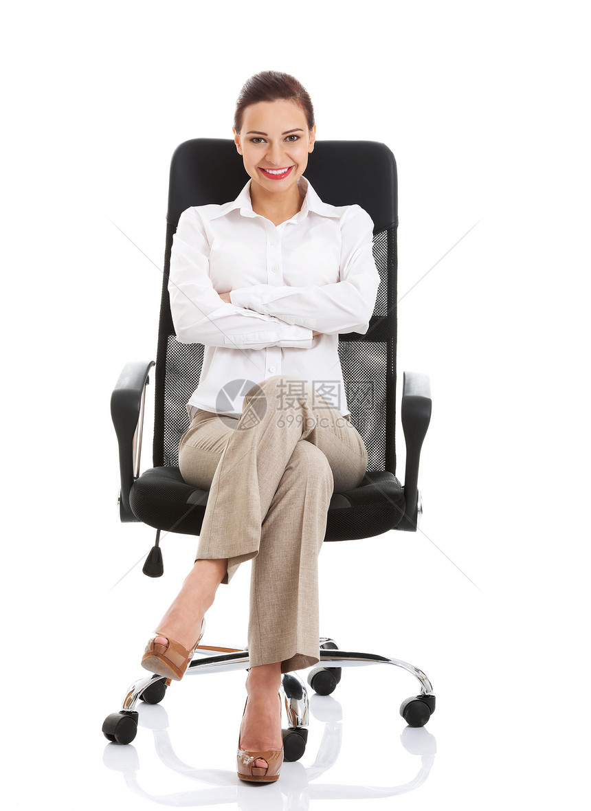 坐在椅子上的美丽的商业女郎 很快乐的生意女郎图片