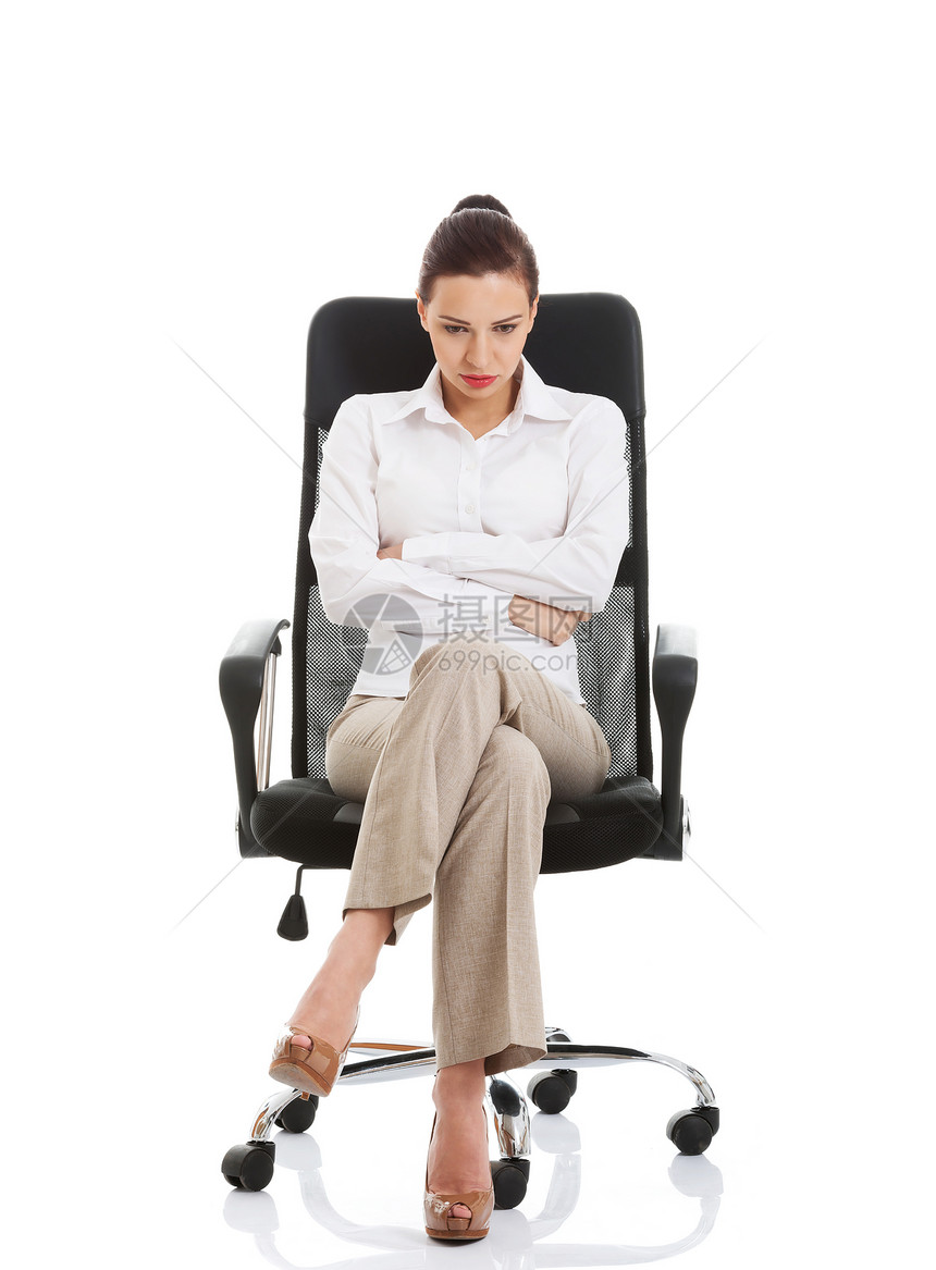 年轻的忧伤女商务人士坐在椅子上图片