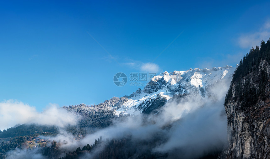 伯尔尼阿尔卑斯山的景象 来自瑞士劳特布伦恩图片