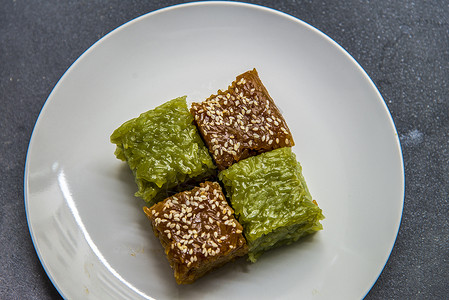 用糖煮的甜米饭 咖啡和板丹叶烹饪小吃谷物蛋糕营养叶子文化正方形热带食物背景图片
