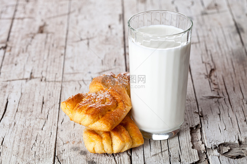 一杯牛奶和两杯新鲜的烤面包包乡村饮料食物糕点面包甜点蛋糕奶制品羊角早餐图片