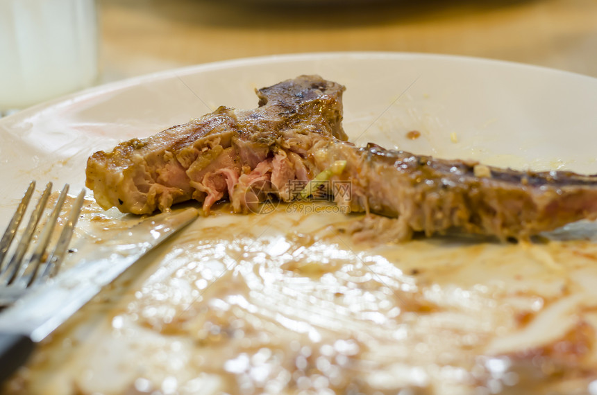 吃完后牛排炙烤蔬菜土豆用餐胡椒餐厅烧烤沙拉食物腰部图片