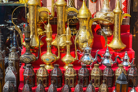 达拉曼土耳其迪拜Souq传统咖啡壶和灯具背景