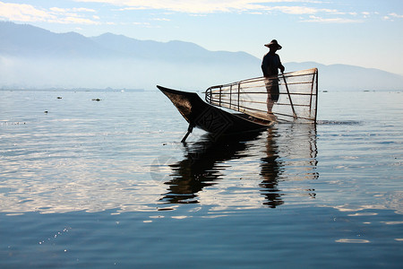 渔民以渔鱼为食乡村文化男人渔夫钓鱼鸡舍旅游食物旅行生活背景图片