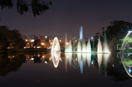 伊比拉普埃拉公园Ibirapuera公园 巴西Sao Paulo地标灯光效果彩灯方尖碑建筑学旅行喷泉圣诞生态背景