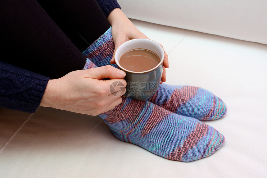 女人喝热饮 穿暖和针织袜子图片