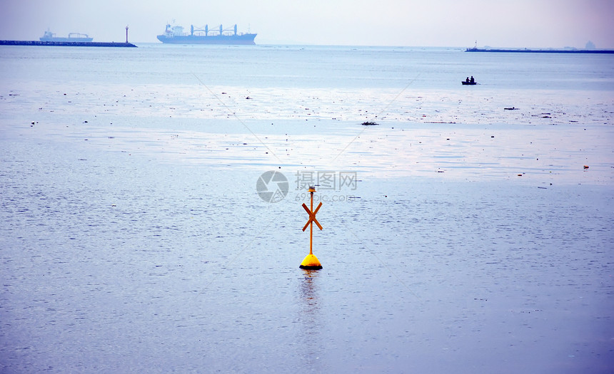 海上黄色浮标海洋男人海域图片