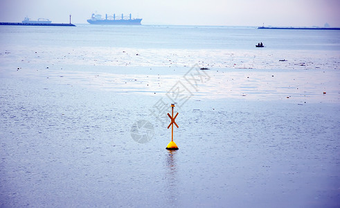 海上黄色浮标海洋男人海域背景图片