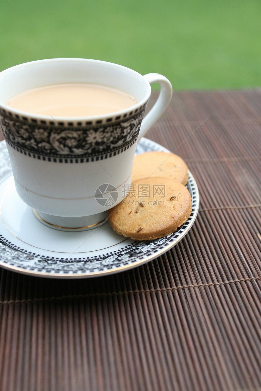 清晨户外茶和饼干牛奶蛋糕托盘糖果小吃陶瓷桌子宏观面包茶杯图片