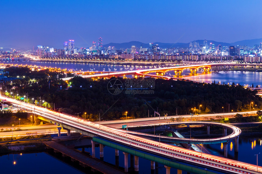 首首城市之夜景观踪迹办公室团伙交通日落天空住宅通道城市图片