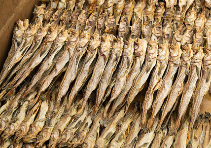 传统盐鱼盐渍海鲜食物腌鱼美食国王市场背景图片