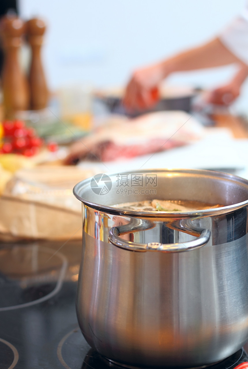 汤汤加香肠火炉金属烹饪美食餐厅午餐厨房食物用具平底锅图片