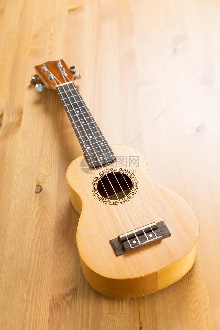 木制四弦琴音乐乐器民间吉他细绳弦琴木头文化桌子尤克里里图片