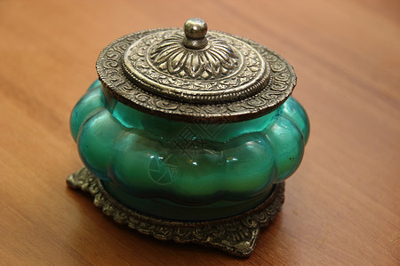 美丽的花瓶 东方风格的蜡烛金属宗教色调绿色蓝色背景图片