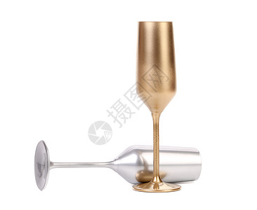 金子和银子香槟杯白色倾斜玻璃内联器皿背景图片