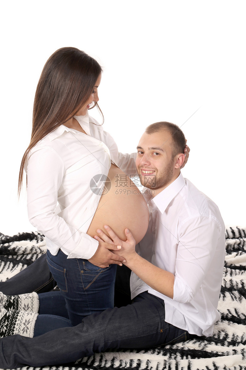 快乐的男人微笑与孕妇母亲婴儿丈夫身体妈妈拥抱腹部孩子生活夫妻图片
