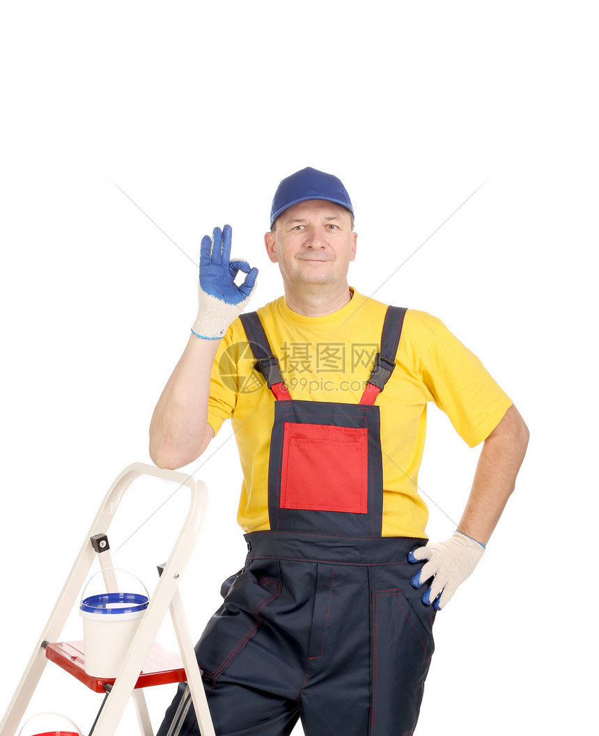 在梯子上工作的人 显示标志OKey建筑手套员工职业机械橡皮螺丝刀白色蓝色工人图片