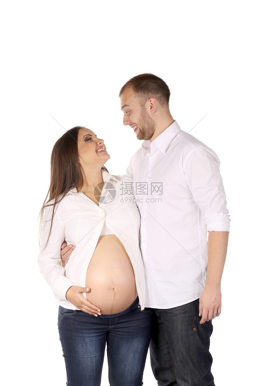 欢笑的夫妇等待宝宝图片