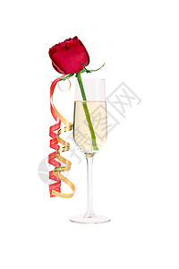 红玫瑰在香槟和纸卷的杯子里气泡金子工作室酒杯玫瑰玻璃饮料流光红色液体背景图片
