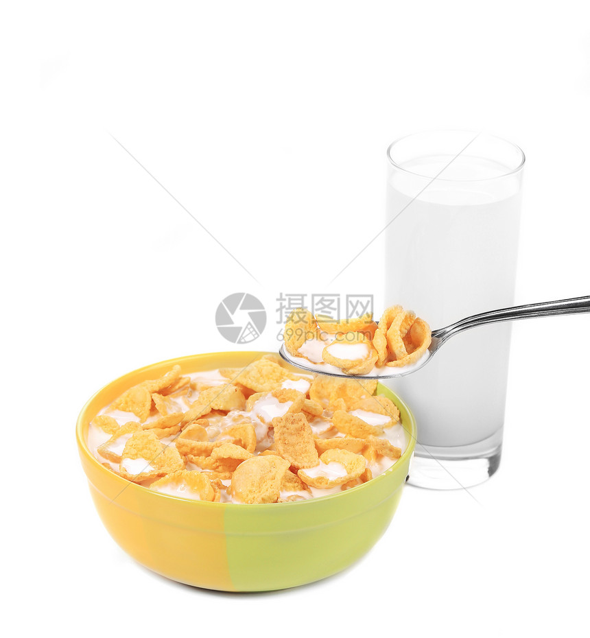 一杯加牛奶的麦片白色玉米勺子谷物绿色奶油黄色美食食物薄片图片