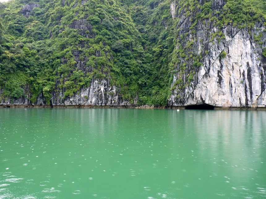 著名的哈隆湾景象悬崖海景世界地质学地标天空石灰石垃圾石头游客图片