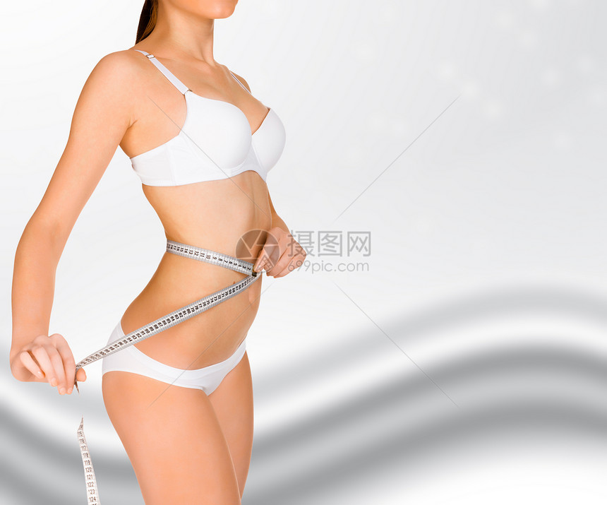 体格适合的年轻女子 测量她的腰线图片