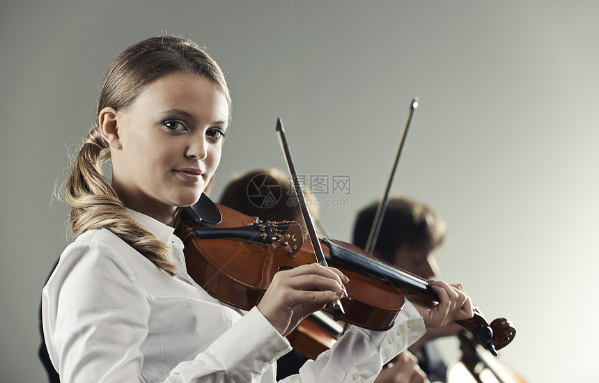 古典音乐音乐会娱乐女子音乐家水平男人女孩交响乐女性小提琴手图片