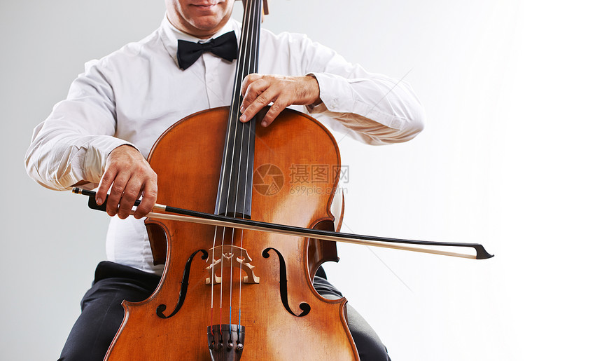 切听器天赋古典音乐音乐音乐家男人娱乐大提琴手专注大提琴艺术图片