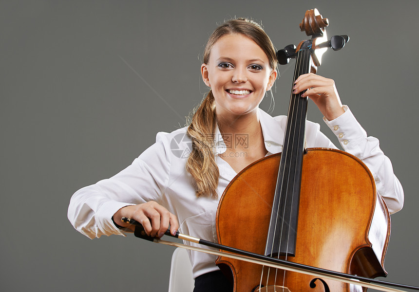 美丽的大提琴家古典音乐女性音乐独奏者音乐家天赋大提琴手微笑快乐女孩图片