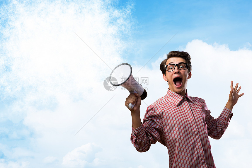 一名年轻人用扩音器喊叫的肖像公告老板扬声器男人建筑情感精力管理人员放大器商业图片