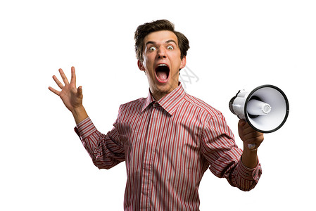一名年轻人用扩音器喊叫的肖像男生公告扬声器情感男性精力嗓音放大器领导者公司背景图片