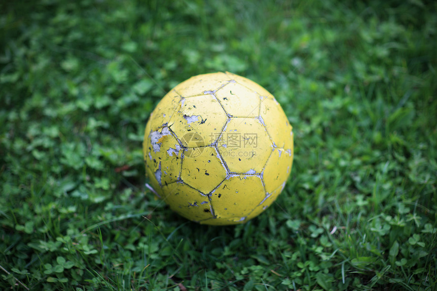 踢开它足球活动草地黄色休闲运动绿色水平足球场图片