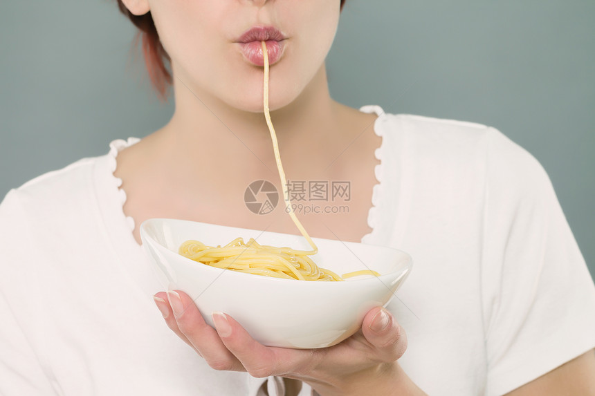 吸意大利面粉的妇女图片