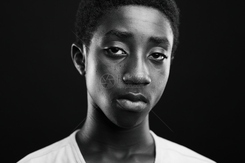 非洲男孩文化学生水平男生种族影棚青少年青年图片