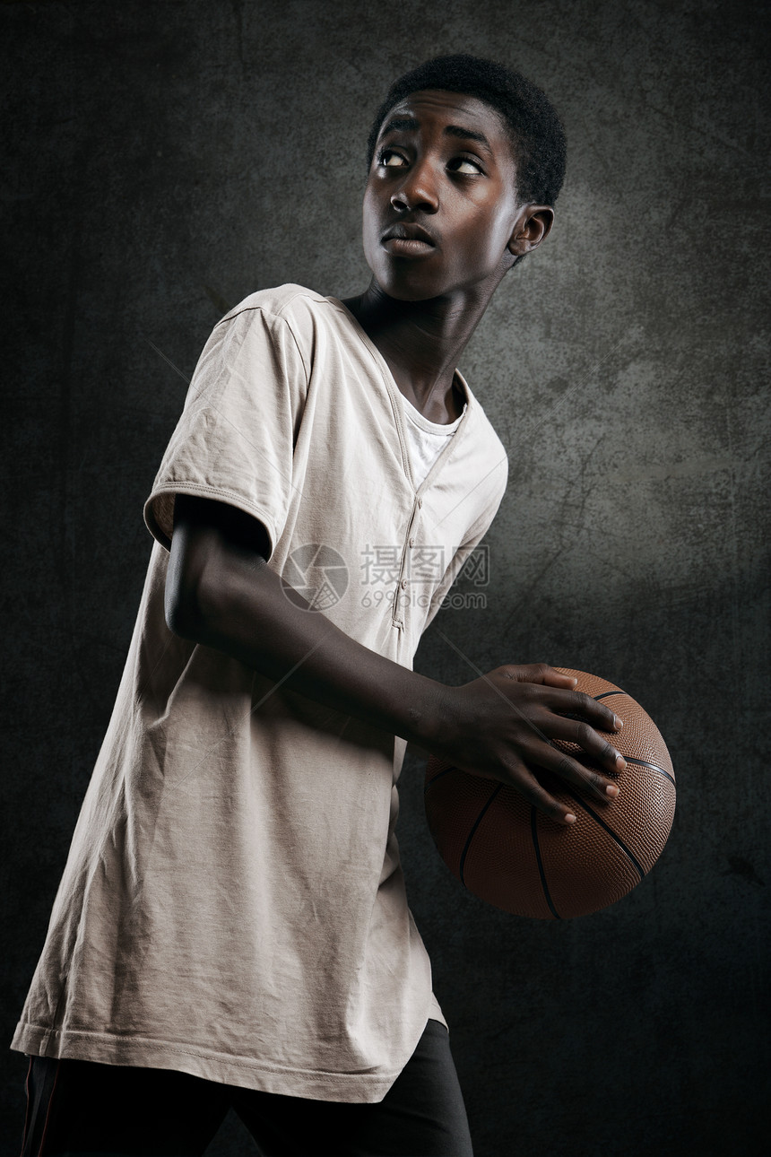 篮球男孩休闲活动影棚运动文化乐趣学生训练专注青春期图片