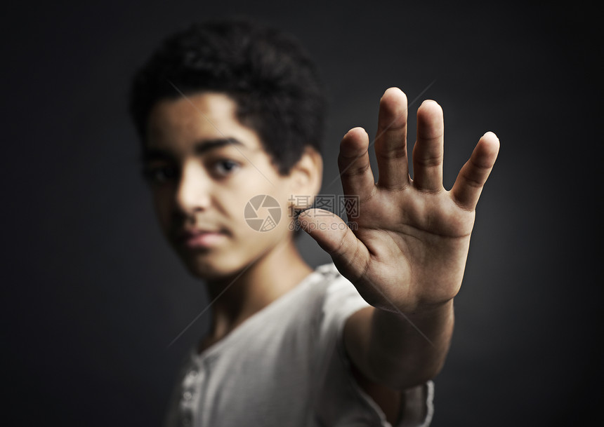 停止影棚青年安全头肩男生青少年男孩制度手势种族图片