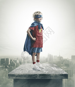超级英雄建筑力量摩天大楼幸福自由小男孩孩子面具金发快乐背景图片
