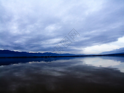 基尼西克尔基尼湖上的暴云海岸场景戏剧性风景气象海浪阳光海洋天堂反射背景