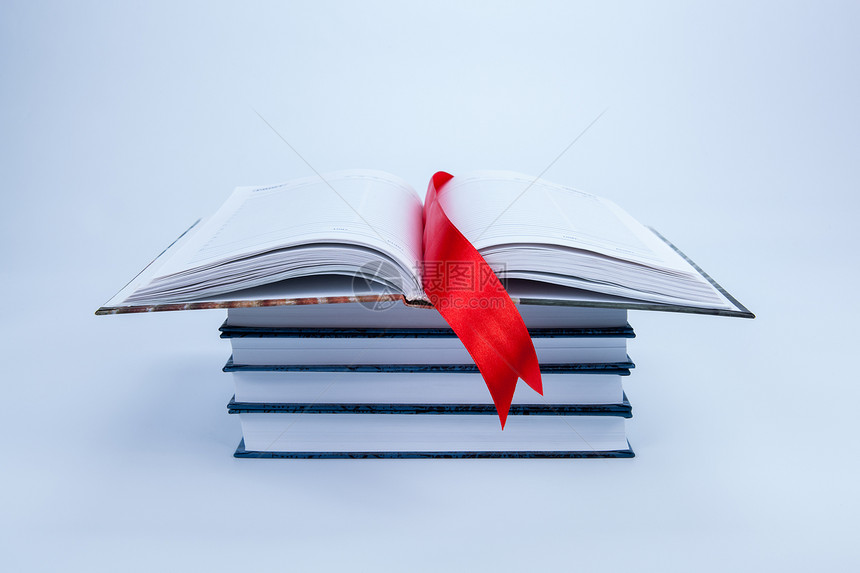 在一堆书上打开一本书红色教育日记数字丝带白色阅读页数机构图书馆图片