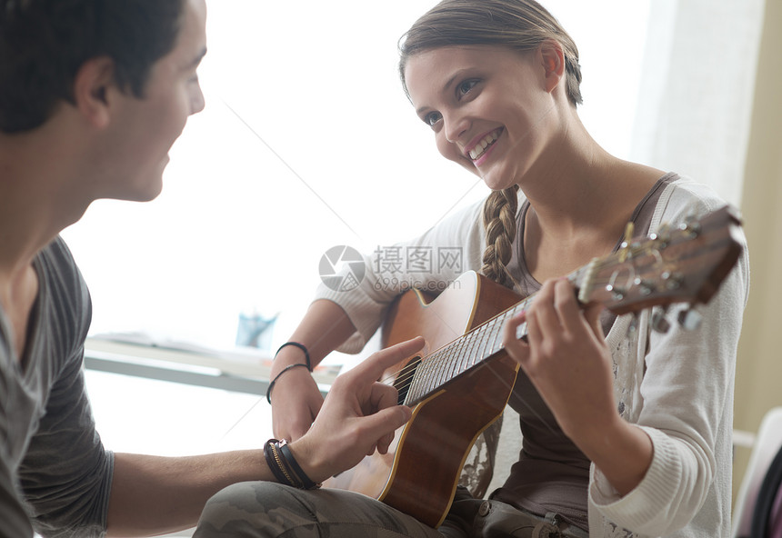 学习吉他男性女子青少年团结快乐朋友们夫妻文化享受教育图片