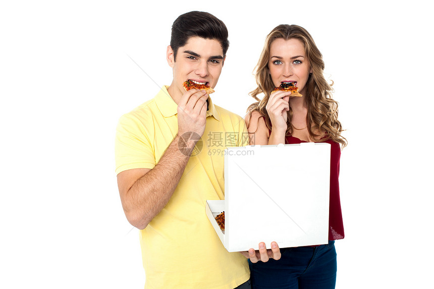 享受比萨饼片的情侣图片