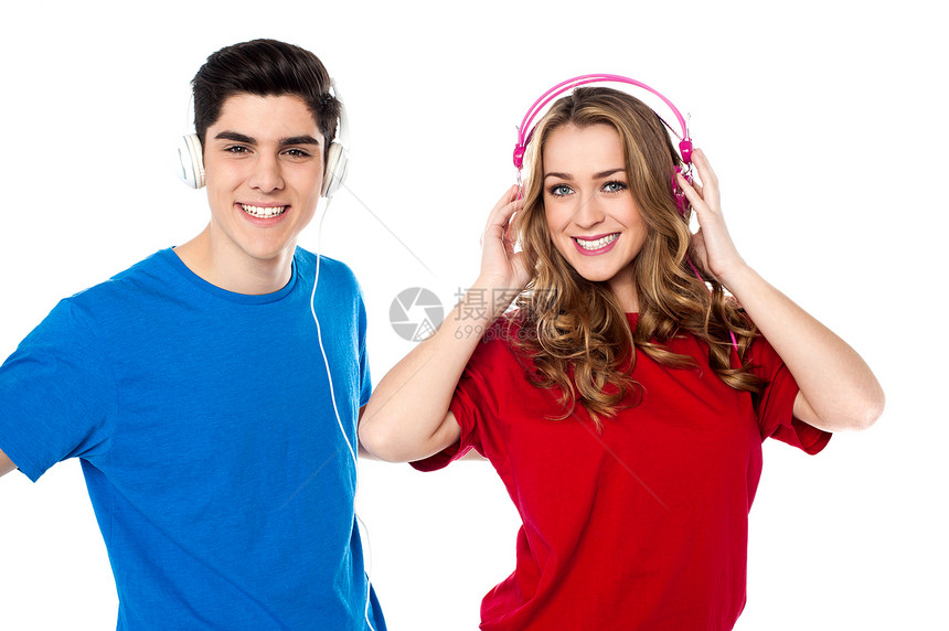 享受音乐的可爱年轻情侣微笑快乐女孩夫妻歌曲女性男性幸福男人乐趣图片