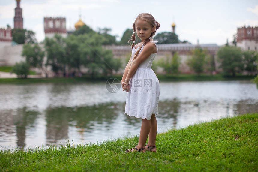 害羞的小女孩在湖边露户外散步白色孩子快乐女性玫瑰阳光头发幸福女孩童年图片