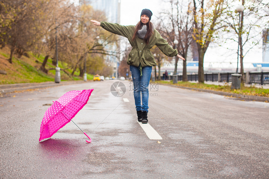 秋天下雨日 年轻女子带着雨伞行走城市外套雨衣雨量女孩乐趣天气女性寂寞成人图片