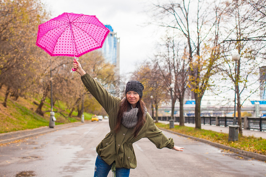 秋天下雨日 年轻女子带着雨伞行走雨衣季节黑发乐趣城市女孩闲暇寂寞自由成人图片