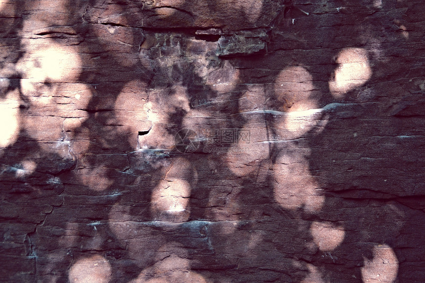 反射光的岩石图片